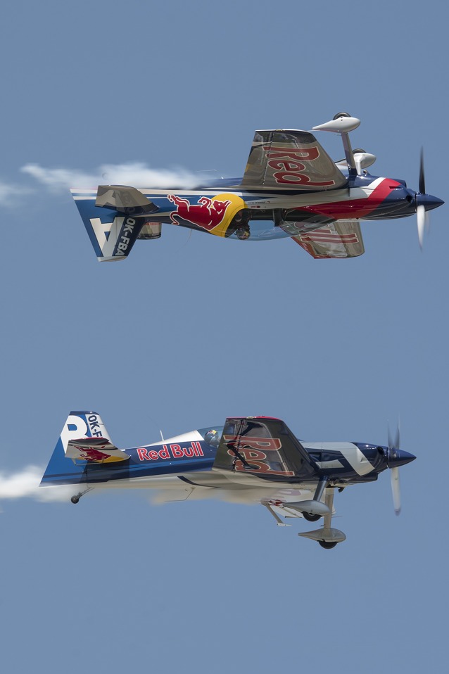 flying_bulls_aerobatics_team_foto_petr_kolmann_2.jpg