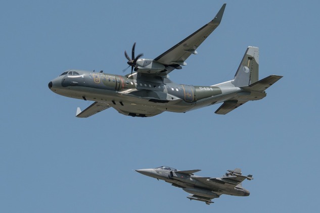 zahajovaci_prulet_casa_295m_a_jas_39c_gripen_foto_petr_kolmann.jpg
