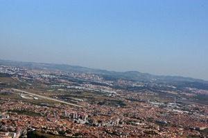 Letiště a čtvrť Cascais jihozápadně od centra Lisabonu