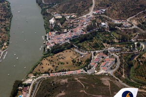 Hraniční portugalské městečko Alcoutim v provincii Algarve na řece Guadiana