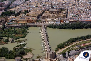 Cordoba - přes dva tisíce let starý římský most (Puente Viejo) se středověkou věží Torre de la Callahora a katedrálou (původně mešita)