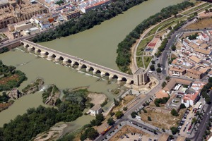 Cordoba – Puente Viejo s věží Torre de la Callohara vpravo