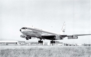 B707-121 N708PA během testovacích letů nesl i logo Pan Am