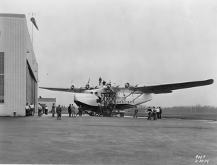 Fitz Fulton a Jack Allavie před nosičem Boeing NB-52. Foto: Jet Pilot Overseas
