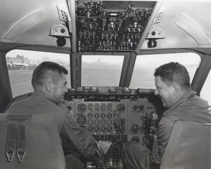 Donald Pound Germeraadaa druhý pilot Philip M. Prophett před zkušebním letem Foto SDASM
