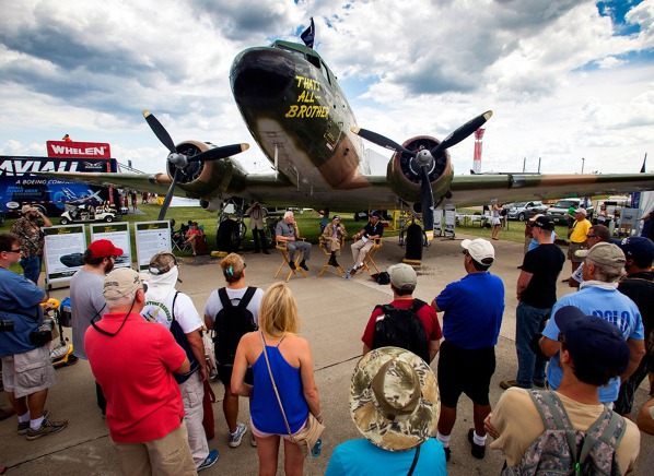 Slavnostní akt převzetí C-47 do vlastnictví CAF, foto EAA / Kevin Swinicki