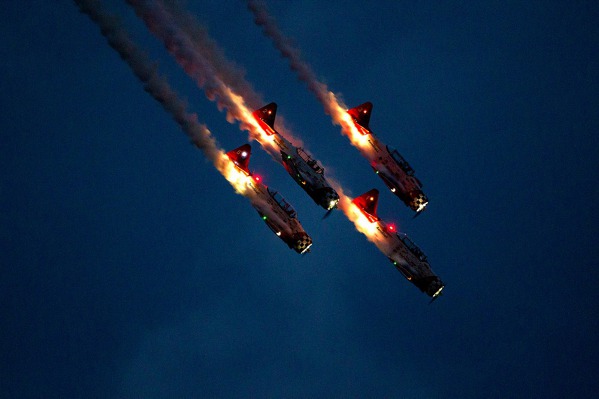 Skupina AeroShell při noční show, foto EAA / Jay Beckman