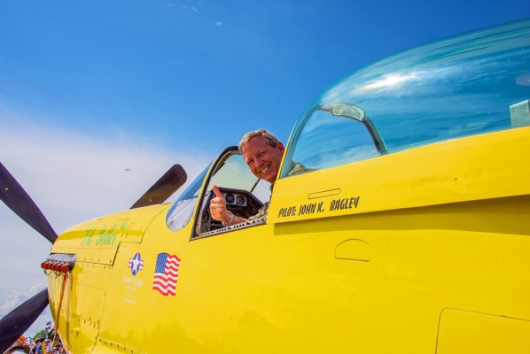 Žlutý Mustang Boba Hoovera a jeho současný majitel, foto EAA / Brett Schauff