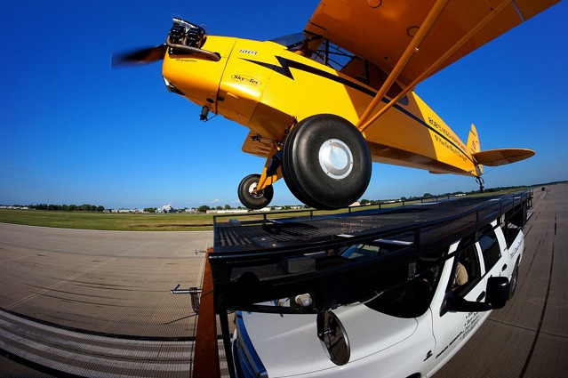Jak přistát s Cubem na střechu auta, foto EAA / Dennis Biela
