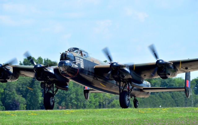 Lancaster, jedna z hvězd odpolední airshow, foto EAA / DeKevin Thornton