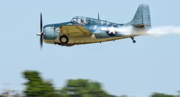 F4F Wildcat při páteční airshow, foto EAA / DeKevin Thornton