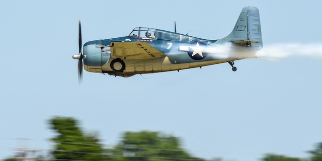 F4F Wildcat při páteční airshow, foto EAA / DeKevin Thornton