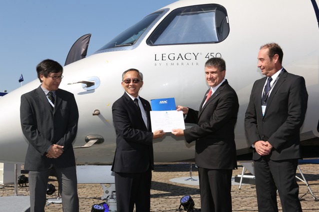 Foto: Embraer - Marco Túlio Pellegrini, prezident &amp; CEO divize Embraer Executive Jets přebírá typový certifikát pro Legacy 450 od Dino Ishikury (ANAC)