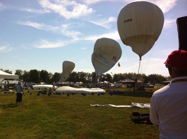 Foto: SUI-1 - Aktuálně z Pau: Plnění balonů začalo