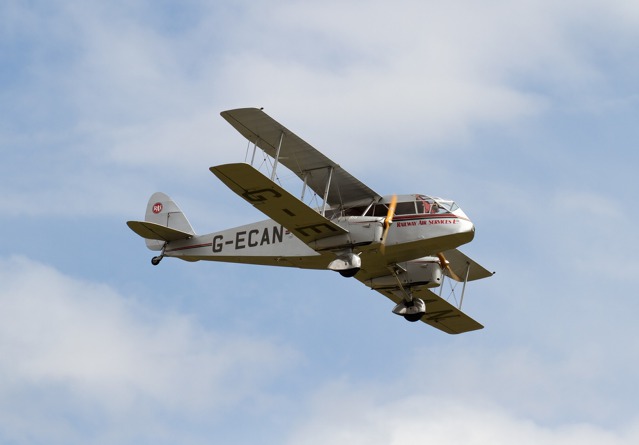 Foto: Tony Hisgett - De Havilland DH. 84 Dragon Rapide