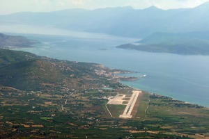 Nejkratší cesta z Turecka do EU – ostrov Samos s letištěm a vpravo Turecko. Průliv je široký jen 1,5 km