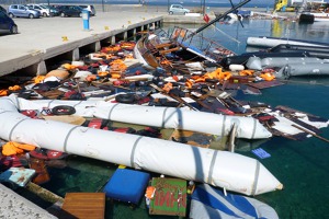 Zbytky lodí a dalšího materiálu po běžencích v přístavu Kos
