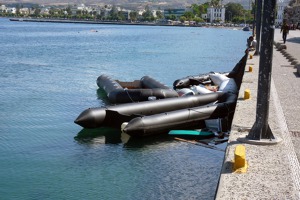Zničené lodě běženců v přístavu Kos