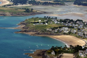 Malebné pobřeží východně od St Malo