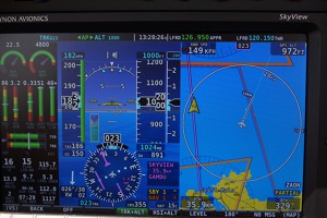Pohled na primární obrazovku při letu nad ostrůvky Chausey
