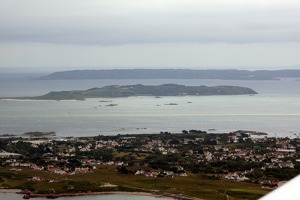 Pohled ukazující tři ostrovy – nejblíže je Guernsey, další je Sark a nejvzdálenější je Jersey