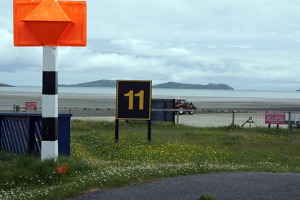 Práh dráhy 11 vyznačený oranžovým markerem