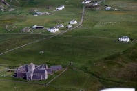 Klášter Iona na ostrůvku Iona u ostrova Mull. Iona je považována za jedno z nejstarších a nejdůležitějších církevních středisek Západní Evropy, které se zasloužilo o šíření křesťanství ve Skotsku. Klášter Iona na ostrůvku Iona u ostrova Mull. Iona je považována za jedno z nejstarších a nejdůležitějších církevních středisek Západní Evropy, které se zasloužilo o šíření křesťanství ve Skotsku.