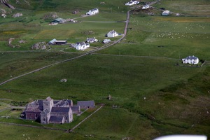 Klášter Iona na ostrůvku Iona u ostrova Mull. Iona je považována za jedno z nejstarších a  nejdůležitějších církevních středisek Západní Evropy, které se zasloužilo o šíření křesťanství ve   Skotsku.