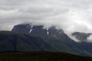 Nejvyšší hora Velké Británie – Ben Nevis v mracích (1344 mnm)