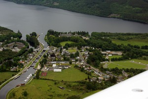 Spojení umělé části Kaledonského kanálu a jezera Loch Ness v městečku Fort Augustus  prostřednictvím zdymadel, která mění výšku plavby v opačném směru než Neptunovo schodiště.   Umělý kanál je 20 metrů nad mořskou hladinou a tedy i cca 20 m nad hladinou jezer včetně Loch   ness, která jsou s mořem propojená.