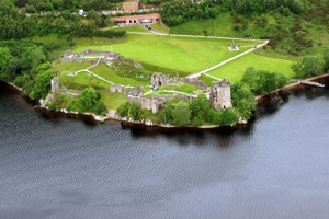 Zbytky královského Urquhart castle na břehu Loch Ness, který hrál zásadní roli v bojích o  skotskou samostatnost.