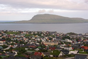 Ostrov Nolsoy proti Thorsavenu, který je na ostrově Streymoy