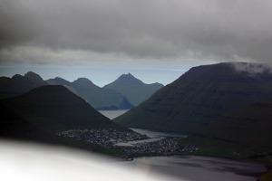 Pohled na Faerské ostrovy z jihu na sever přes městečko Klaksvik