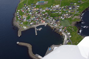 Přístav ostrova Nolsoy ležícího asi 3 minuty letu východně od hlavního města Thorshaven