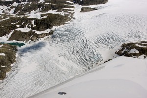 Ledovec Hardanger-jokulen stékající do údolí