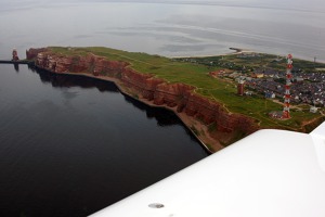 Útesy ostrova Helgoland. Na ostrově jsou zakázány jak automobily a motorky, tak kola.