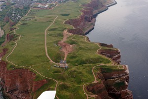 Procházková trasa vedoucí po horní části ostrova Helgoland, který lze obejít za hodinu  běžné chůze