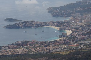 Palma de Mallorca – tady jsem musel letět vpravo do vnitrozemí, abych se vyhnul zakázanému prostoru nad královskou letní rezidencí.