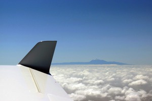 Sopka Teide (3 715 m). Záběr od ostrova La Palma