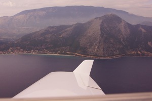 Ostrov Ithaka a za ním ostrov Kefalonia