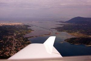 Průliv mezi Lefkadou (vlevo) a pevninou (vpravo)