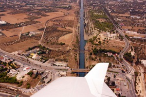 Vpravo pevnina, uprostřed Korinthský kanál, vlevo Peloponésos