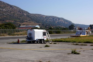 Samos benzín nesliboval, ale nakonec přijeli s touto malou cisternou