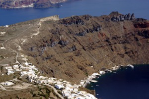 Východní horní hrana zaplaveného jícnu sopky – ostrov Santorini, Kykladské ostrovy