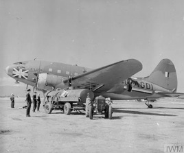 British Overseas Airways Corporation Curtiss-Wright CW-20T, G-AGDI, na letišti v Gibraltaru v roce 1942 Foto_IWM