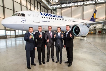Zástupci Lufthansy přebírají první A320neo