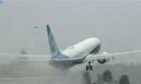 Okamžik startu. Boeing 737-8 MAX se poprvé odlepil od ranveje domovského letiště Boeingu v Seattlu. Okamžik startu. Boeing 737-8 MAX se poprvé odlepil od ranveje domovského letiště Boeingu v Seattlu.