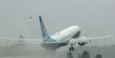 Okamžik startu. Boeing 737-8 MAX se poprvé odlepil od ranveje domovského letiště Boeingu v Seattlu. Okamžik startu. Boeing 737-8 MAX se poprvé odlepil od ranveje domovského letiště Boeingu v Seattlu.