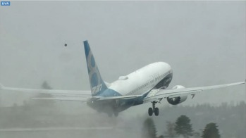 Okamžik startu. Boeing 737-8 MAX se poprvé odlepil od ranveje domovského letiště Boeingu v Seattlu.