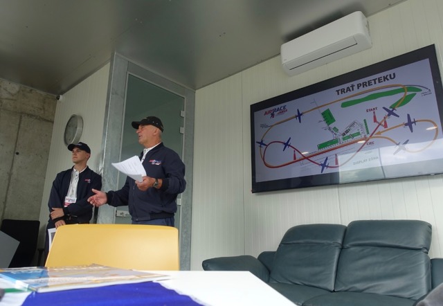 cpt. Miroslav Toma při briefingu